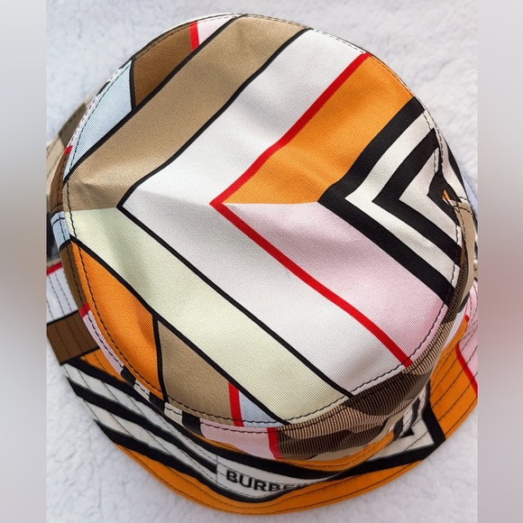 Authentic Burberry Montage print Silk  Bucket Hat - Picture 9 of 16